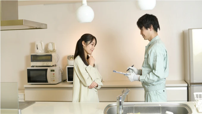 男性従業員が女性のお客様にトラブルが無いか確認している