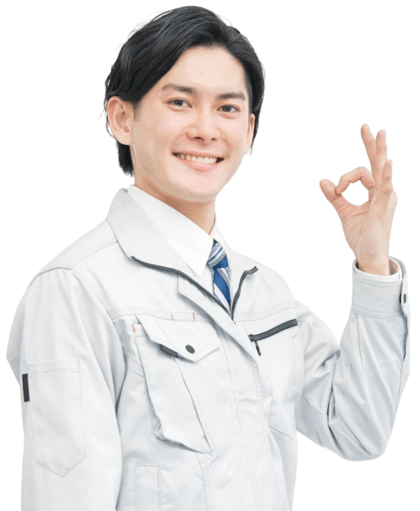 OKサインを手で作っている笑顔の男性スタッフ