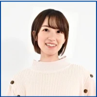 女性が人差し指を立ててこちらをみている