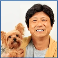 笑顔の男性が写っている